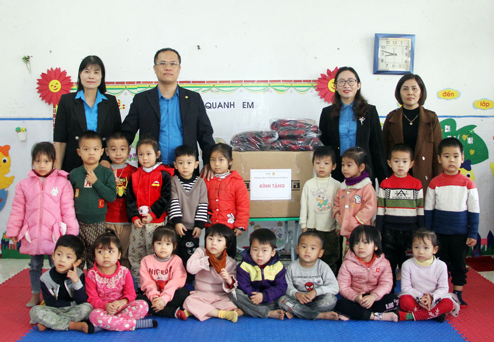 Tặng quà người lao động và học sinh có hoàn cảnh khó khăn