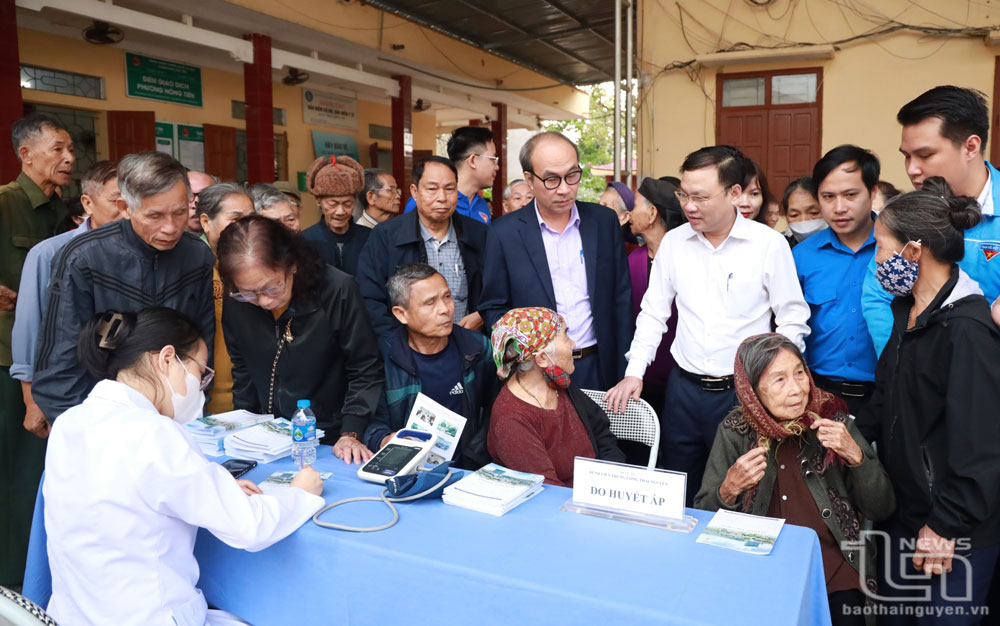 Khám bệnh, phát thuốc cho đối tượng chính sách, hộ nghèo tại TP. Phổ Yên