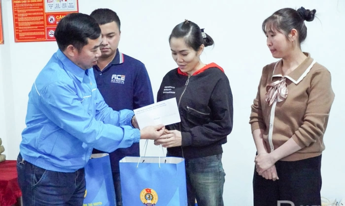 Công nhân chờ thưởng Tết