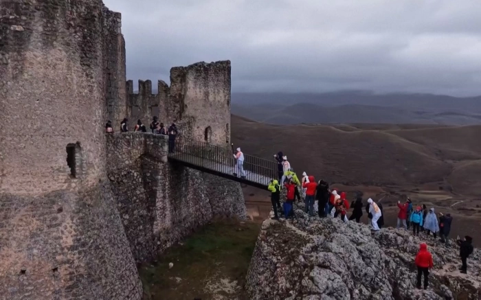 Ngọn đuốc Olympic 'ghé thăm' một lâu đài ở Italy