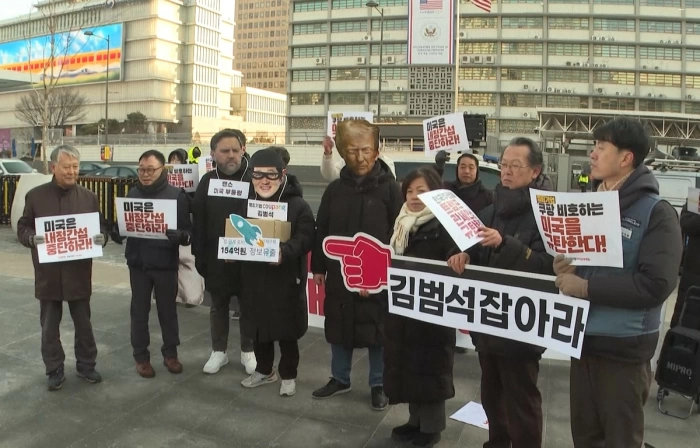 Người biểu tình phản đối đe dọa tăng thuế của ông Trump đối với Hàn Quốc