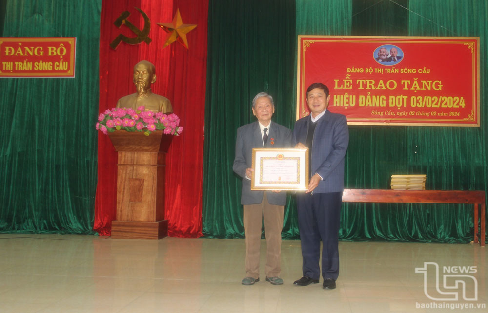 Đồng chí Trưởng Ban Dân vận Tỉnh ủy trao Huy hiệu Đảng tại thị trấn Sông Cầu