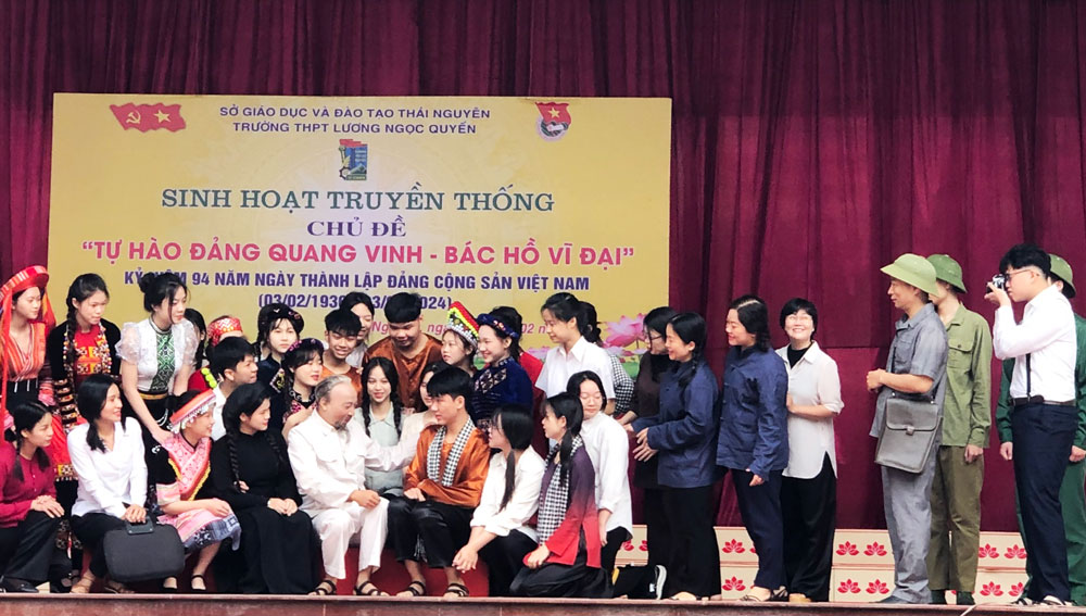 Trường THPT Lương Ngọc Quyến: Tổ chức sinh hoạt ngoại khóa nhân kỷ niệm Ngày thành lập Đảng