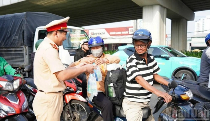 Cảnh sát giao thông cả nước hỗ trợ nhân dân về quê đón Tết