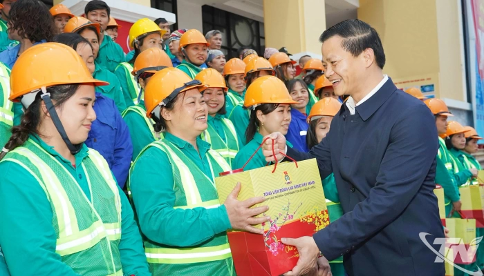Chủ tịch UBND tỉnh Vương Quốc Tuấn thăm, tặng quà công nhân môi trường dịp Tết