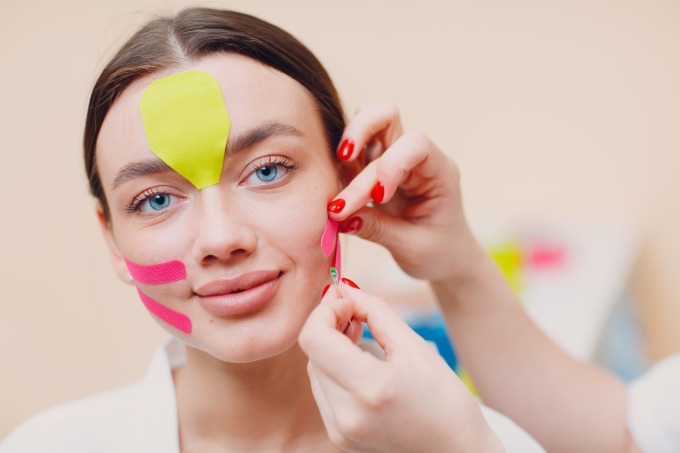 Mốt dán băng dính lên mặt để giảm nếp nhăn