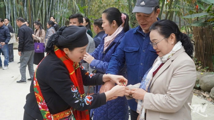 'Sợi bình an' trên tay người Tày