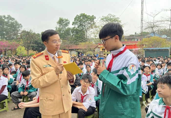 Tuyên truyền pháp luật về an toàn giao thông cho học sinh Trường THCS Hương Sơn