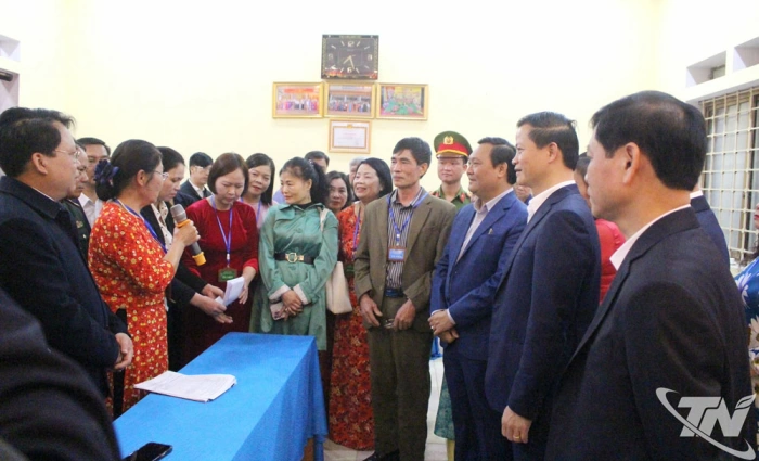 Đồng chí Chủ tịch UBND tỉnh Vương Quốc Tuấn kiểm tra diễn tập bầu cử tại phường Gia Sàng