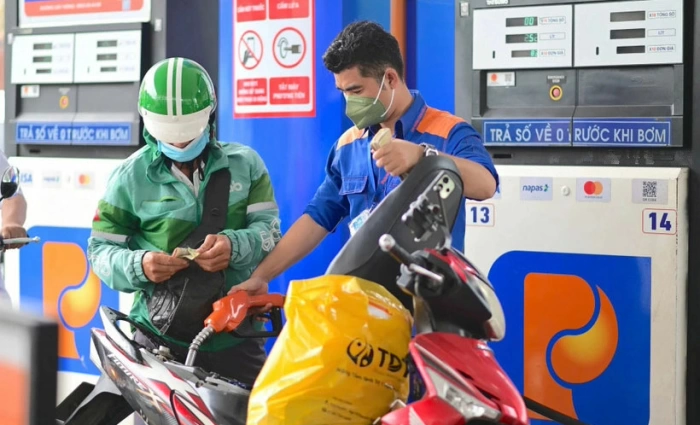 Giá xăng RON95-III giảm hơn 3.800 đồng/lít, dầu hỏa giảm gần 8.000 đồng/lít