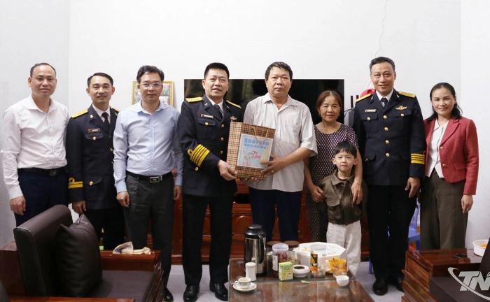 Thăm, tặng quà gia đình chính sách tại Chợ Rã