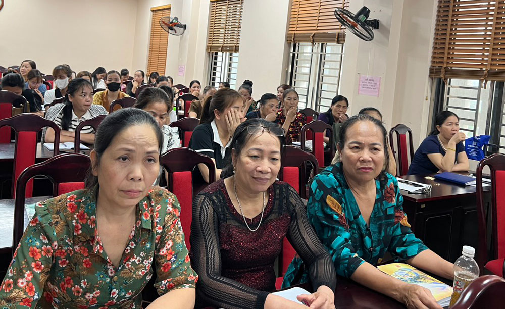 Phổ biến nghiệp vụ công tác thi đua - khen thưởng cho cán bộ phụ nữ cơ sở