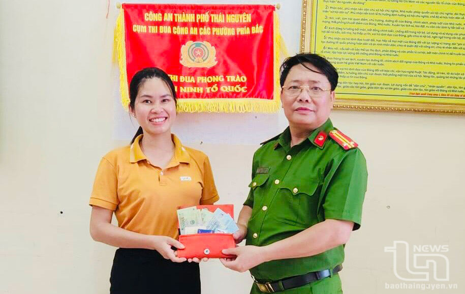 Trung tá Công an trả lại ví tiền cho người đánh rơi