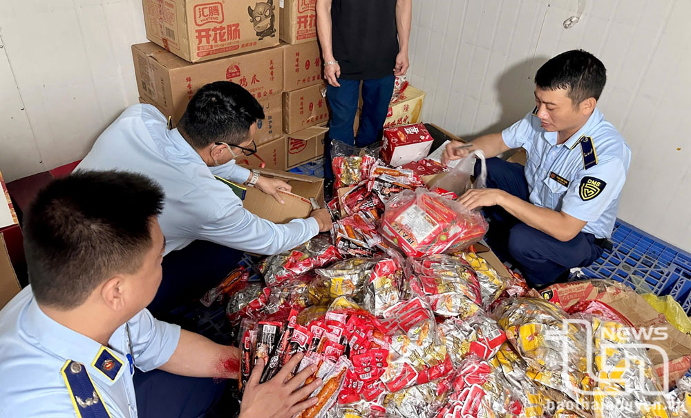 Quản lý thị trường Thái Nguyên: Tiêu hủy 17.500 sản phẩm thực phẩm nhập lậu