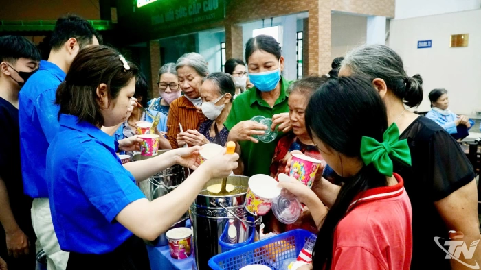 Lan tỏa yêu thương từ quầy cháo miễn phí tại Bệnh viện Phạm Ngọc Thạch