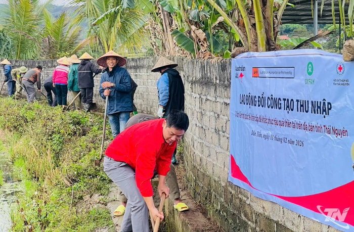 Đổi công lao động hỗ trợ người dân xã Dân Tiến