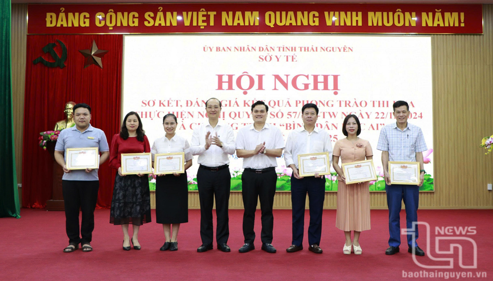 Khen thưởng 40 tập thể, cá nhân trong thực hiện Nghị quyết số 57-NQ/TW