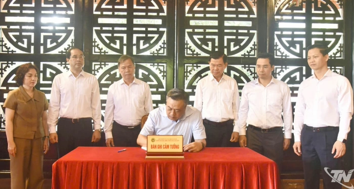Chủ nhiệm Ủy ban Kiểm tra Trung ương Trần Sỹ Thanh dâng hương tưởng niệm Chủ tịch Hồ Chí Minh tại Định Hóa