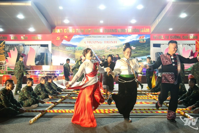 Giao lưu văn nghệ 'Thắm tình quân dân' tại Lữ đoàn Pháo binh 382