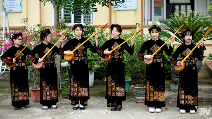 Lời then giữa sân trường