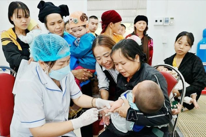 Thí điểm mở rộng hỗ trợ các cặp vợ chồng sinh con trước 35 tuổi