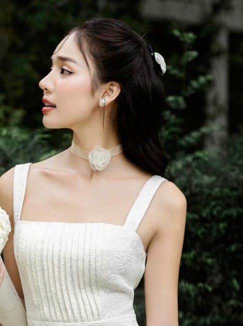 Váy trắng luôn là lựa chọn hoàn hảo cho những ngày nắng chói chang