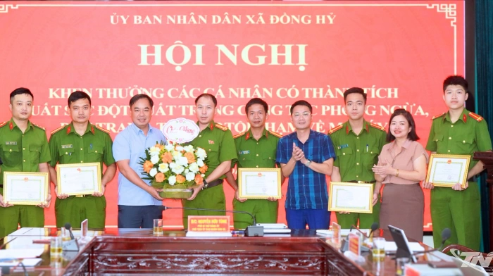 Xã Đồng Hỷ: Khen thưởng đột xuất 5 cán bộ, chiến sĩ Công an xã Đồng Hỷ