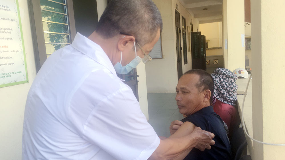 Đầu tư nguồn nhân lực và cơ sở vật chất cho y tế xã