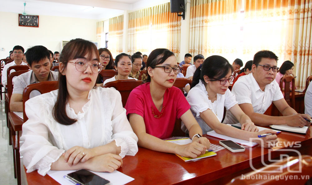 Gần 100 học viên tham gia khóa sơ cấp lý luận chính trị