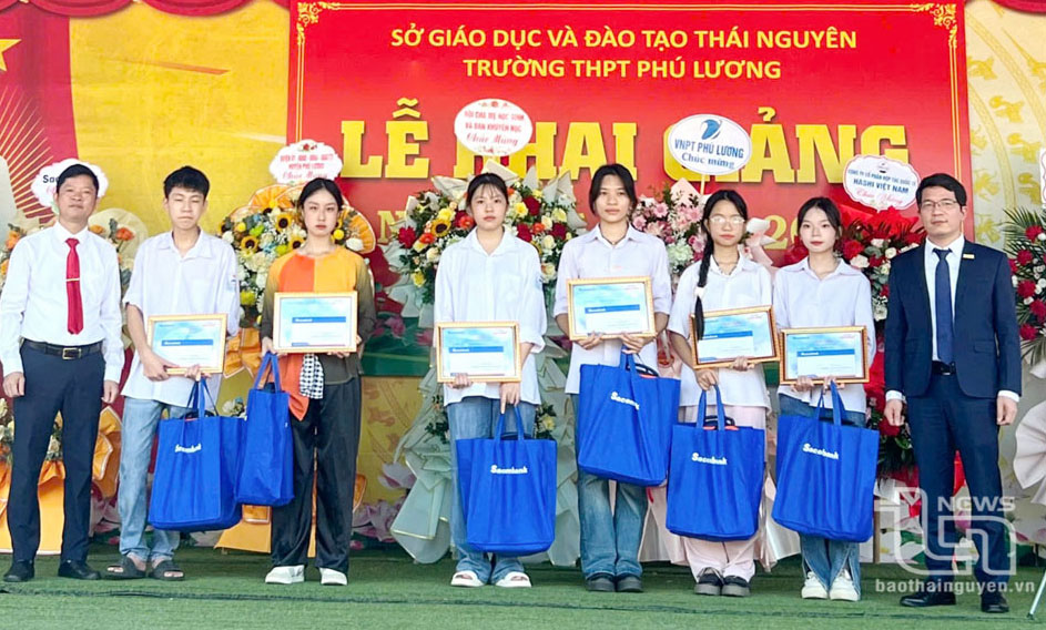 Sacombank dành 44,5 triệu đồng trao học bổng “Ươm mầm cho những ước mơ”