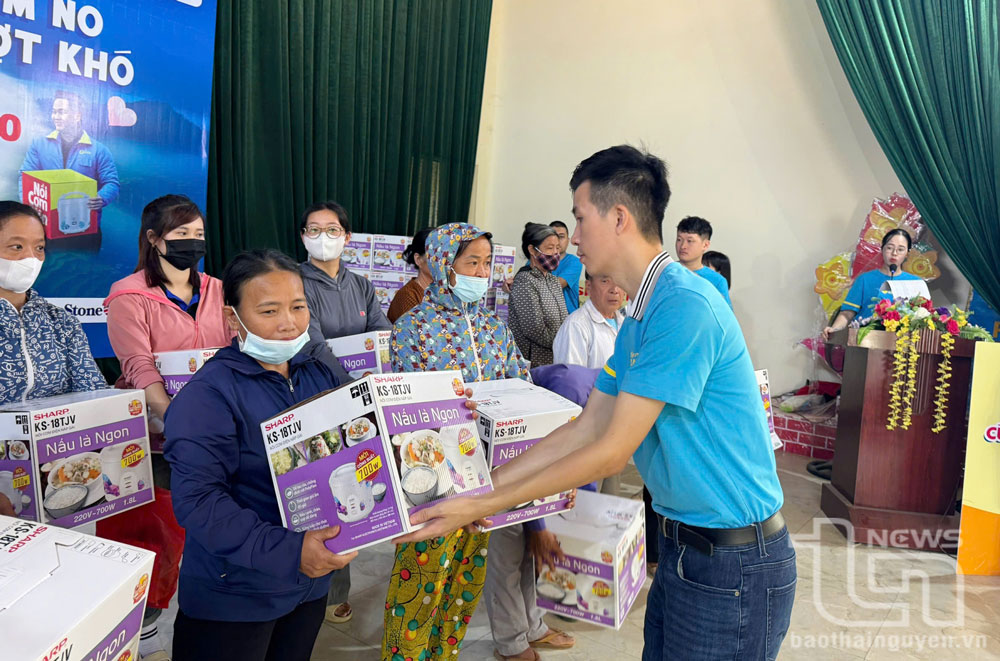 Tặng trên 500 chiếc nồi cơm điện cho người dân bị ngập lụt