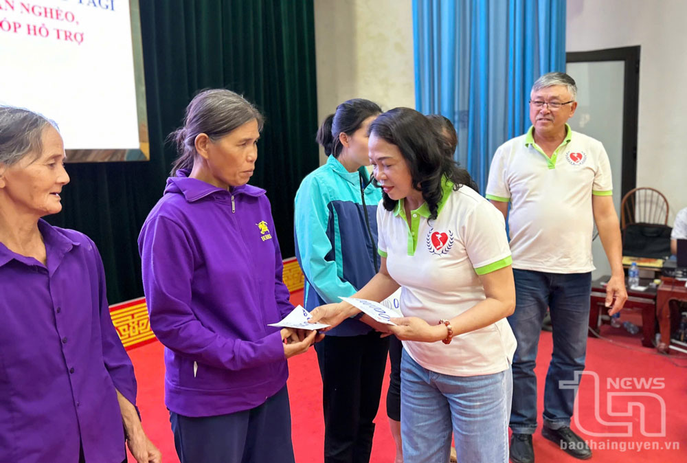 Trao hỗ trợ người dân khắc phục hậu quả sau bão số 3