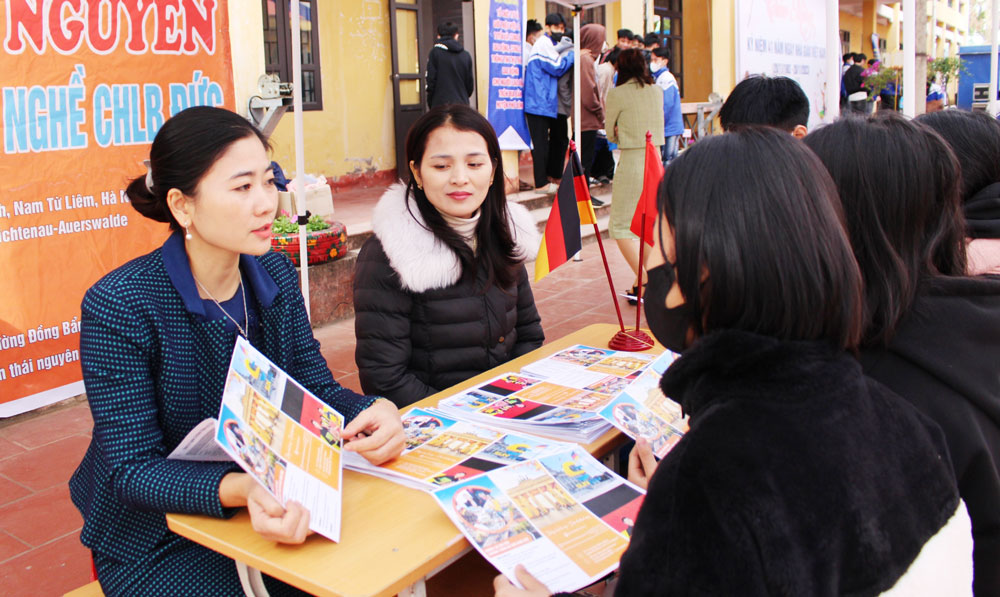 Phú Bình: Trên 900 học sinh tham gia Ngày hội việc làm