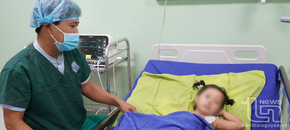 Bị vỡ gan do tai nạn giao thông, bé gái 4 tuổi được cứu sống