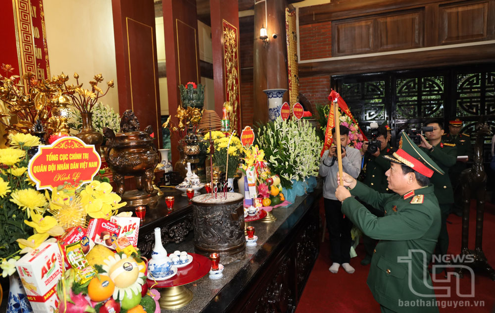 Thượng tướng Trịnh Văn Quyết dâng hương tưởng niệm Chủ tịch Hồ Chí Minh tại ATK Định Hóa