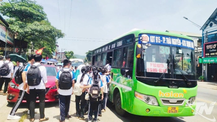 Bố trí xe buýt, xe điện đưa người dân vào xem các trận đấu tại Giải Bóng đá Tứ hùng