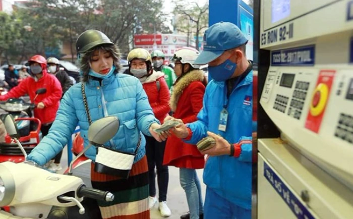 Giá xăng tăng, dầu giảm