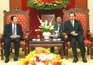 Tổng Bí thư Nông Ðức Mạnh tiếp đoàn đại biểu Mặt trận Lào xây dựng đất nước