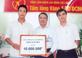 Ủng hộ 10 triệu đồng giúp đỡ các nạn nhân vụ sập cầu Cần Thơ