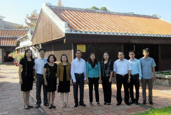 Đoàn công tác chụp ảnh lưu niệm tại khuôn viên trường Dục Thanh.