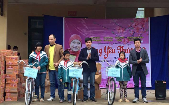 Thăm, tặng quà các đối tượng khó khăn