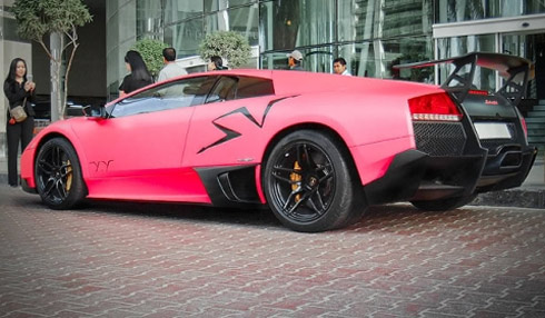 Lamborghini Murcielago SV nữ tính với màu hồng