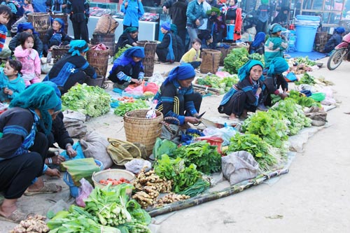 Phiên chợ trong sương