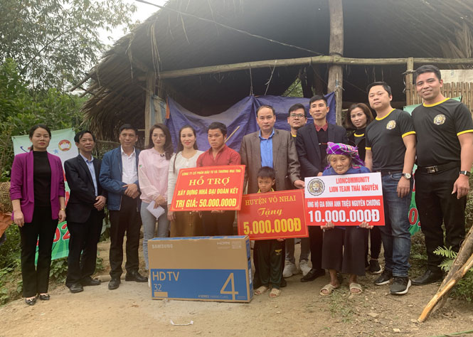 Hỗ trợ hai hộ nghèo gần 140 triệu đồng để xây nhà đại đoàn kết