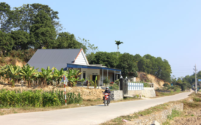 Xóm tiêu biểu dưới chân núi Tán