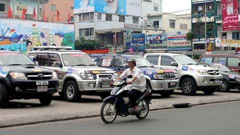 Xe tay lái nghịch thúc đẩy giao thương hành lang Đông - Tây