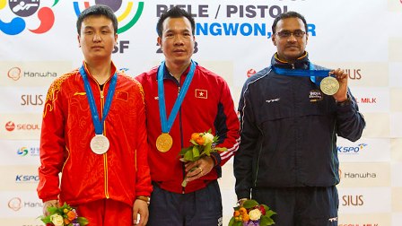 Xạ thủ Hoàng Xuân Vinh vươn lên số 1 thế giới