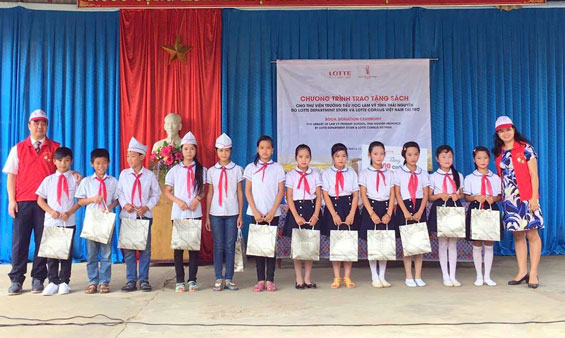 Tặng quà học sinh Trường Tiểu học Lam Vỹ