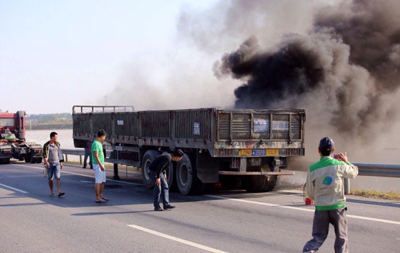 Cháy xe tải trên đường cao tốc Hà Nội - Thái Nguyên