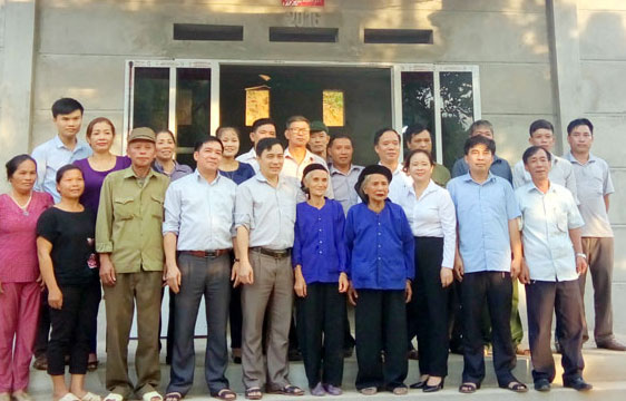 Bàn giao nhà đại đoàn kết cho hộ nghèo